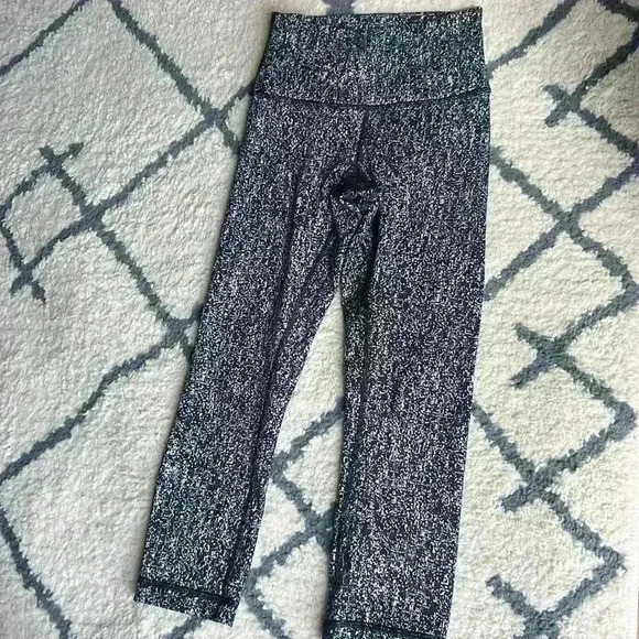 Lululemon Wunder Under cropped black and white marbled leggings size 2 - Picture 2 of 8